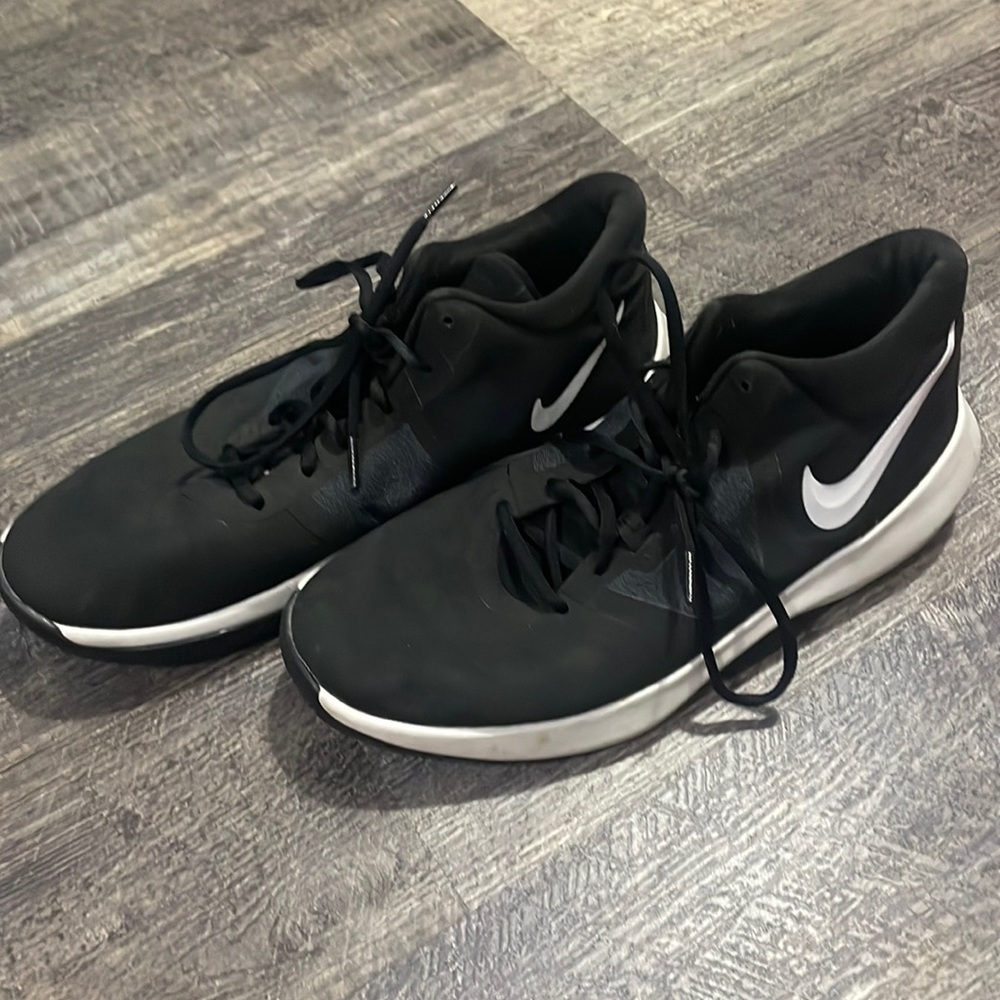 Basketball shoes